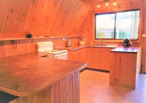 Seagrass Chalet | Yksityinen keittiö | Täysikokoinen jääkaappi, mikroaaltouuni, uuni, liesi