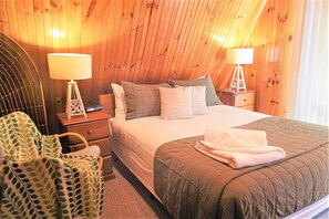 Seagrass Chalet | 3 bedrooms, desk, iron/ironing board, free WiFi - Seagrass Chalet (Coles Bay)