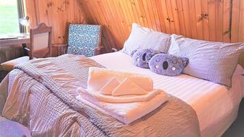 Seagrass Chalet | 3 bedrooms, desk, iron/ironing board, free WiFi