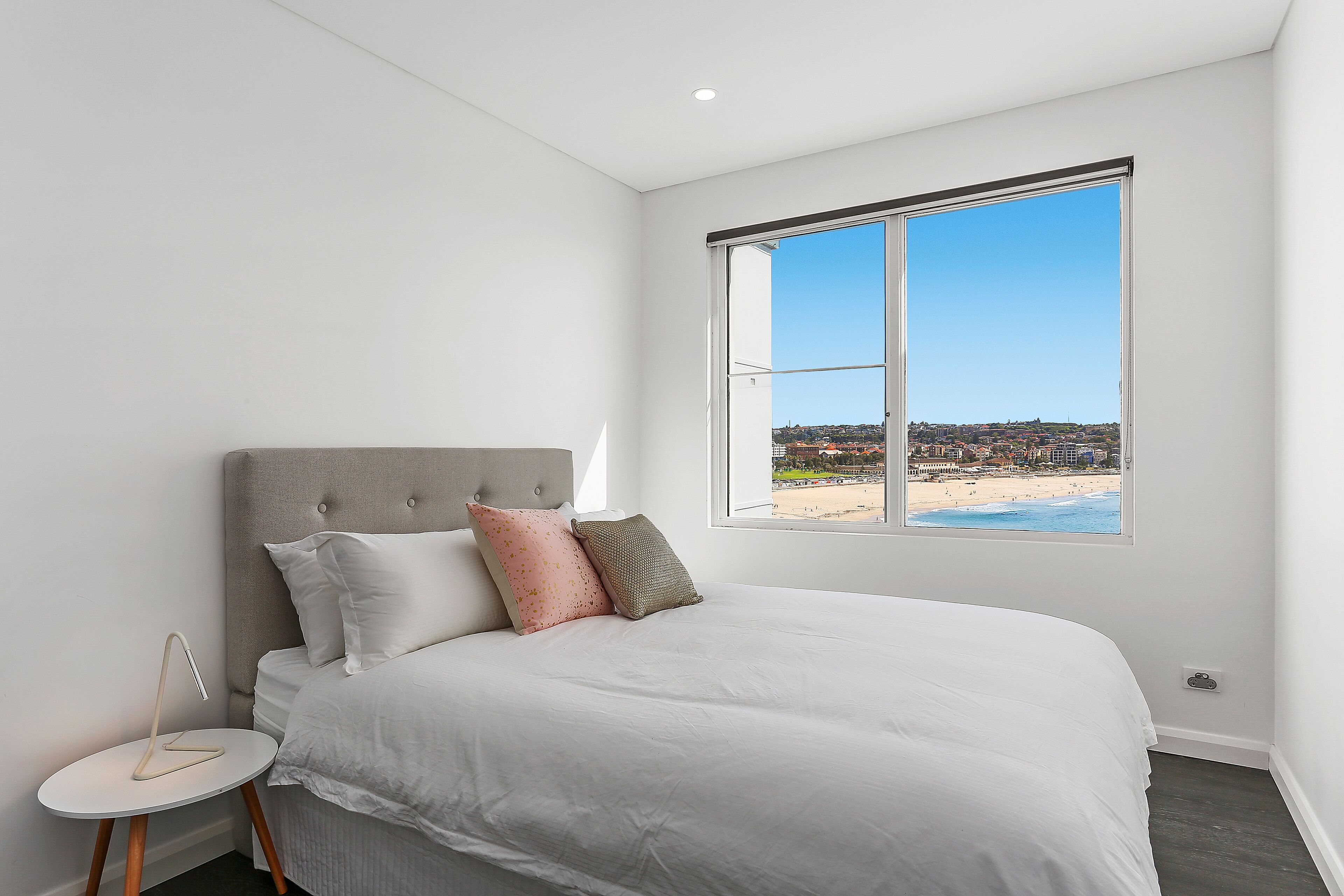 Breathtaking Bondi Beach — image 8