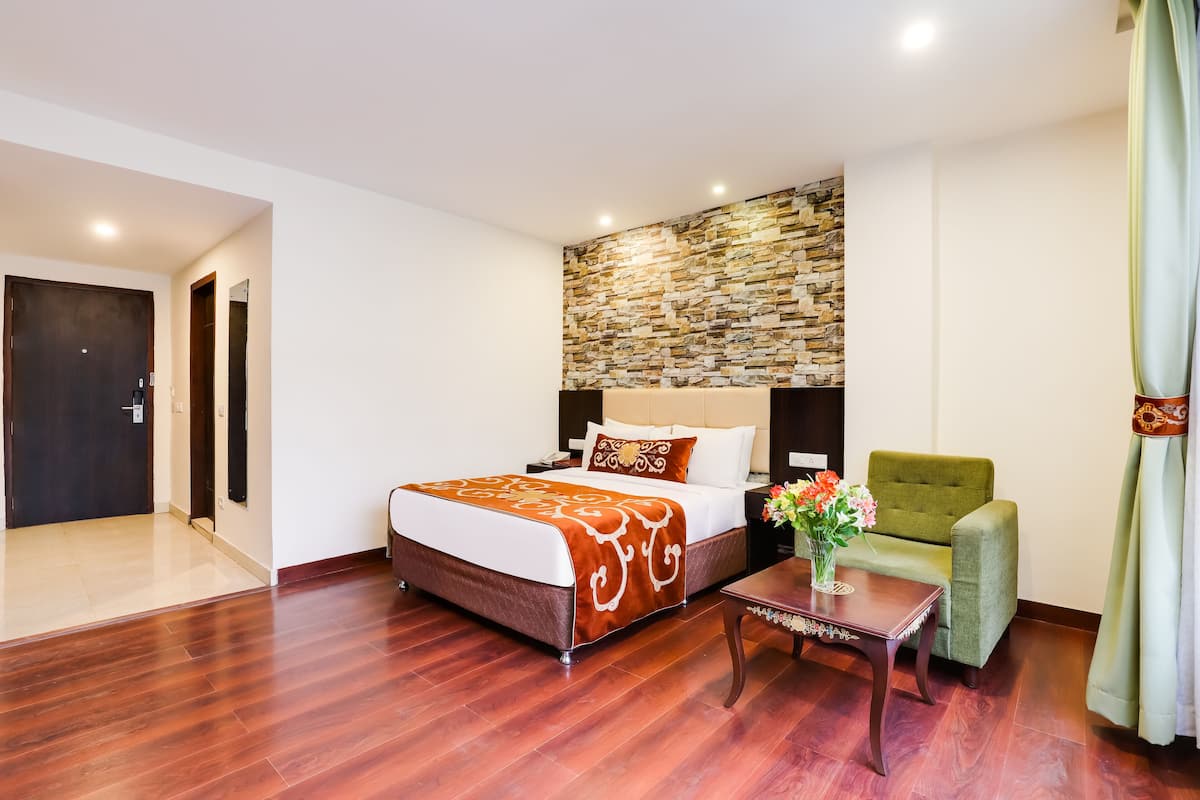 Winter Green Room | 1 bedroom, in-room safe, iron/ironing board, free WiFi