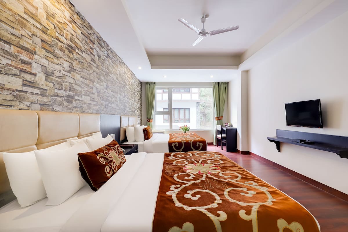 Fern Club Room | 1 bedroom, in-room safe, iron/ironing board, free WiFi