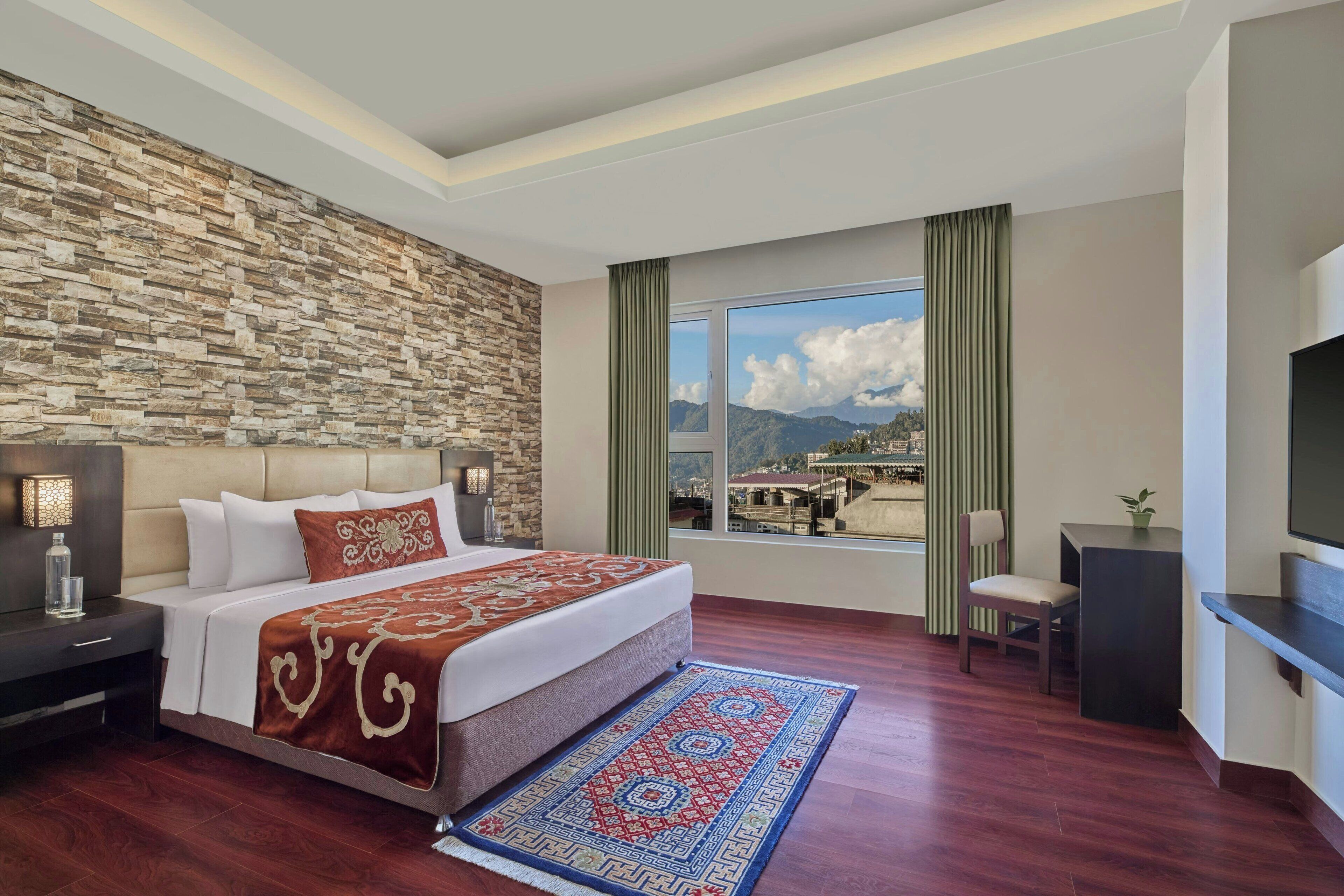 Caja de seguridad en la habitación y tabla de planchar con plancha 