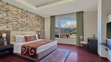 Caja de seguridad en la habitación y tabla de planchar con plancha