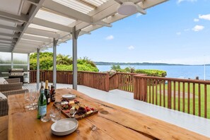 Outdoor dining - Wake Up by the Lake | Private Jetty, Kayaks & Cosy Comforts (Rotorua)