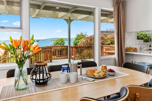 Wake Up by the Lake | Private Jetty, Kayaks & Cosy Comforts