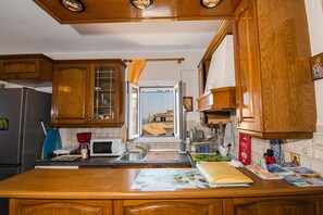Fridge, microwave, oven, stovetop - City walls sea view (Corfu)