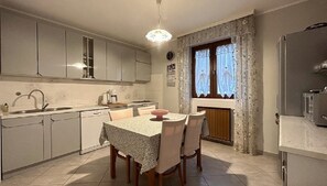 Fridge, microwave, oven, stovetop - Apartment 823/1920 (Istria - Novigrad), 150m from the beach (Novigrad)