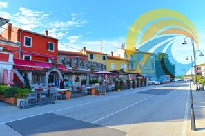 Outdoor dining - Apartment 823/1923 (Istria - Novigrad), 150m from the beach (Novigrad)