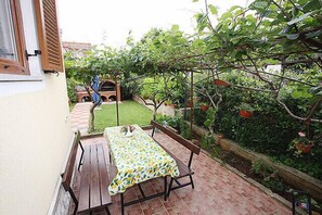 Outdoor dining - Apartment 823/1923 (Istria - Novigrad), 150m from the beach (Novigrad)