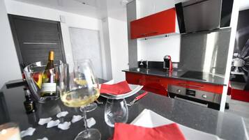 Réfrigérateur, micro-ondes, four, plaque de cuisson