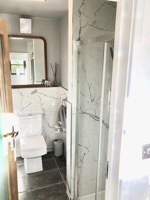 Douche, sèche-cheveux, serviettes fournies, savon