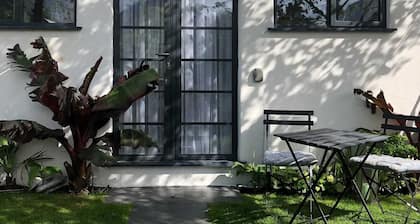 Ensuite Double Room Own Entrance in Art Deco House