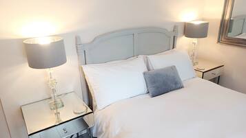 1 bedroom, desk, WiFi, bed sheets