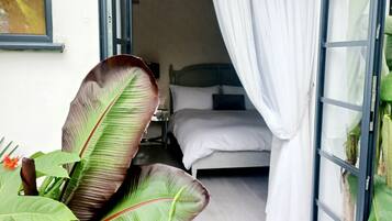 1 bedroom, desk, WiFi, bed sheets