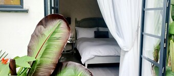 Ensuite Double Room Own Entrance in Art Deco House