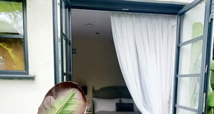 Ensuite Double Room Own Entrance in Art Deco House