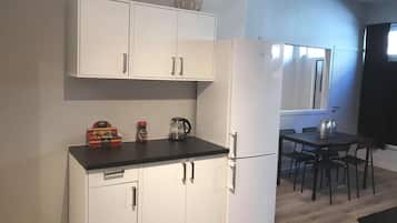 Appartement | Cuisine privée | Bouilloire électrique, batterie de cuisine, vaisselle et ustensiles