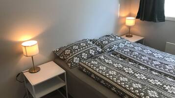 LÀgenhet | 1 sovrum, mörklÀggningsgardiner, strykjÀrn/strykbrÀda och gratis wi-fi