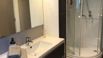 LĂ€genhet | Badrum | Dusch, handdukar, schampo och toalettpapper