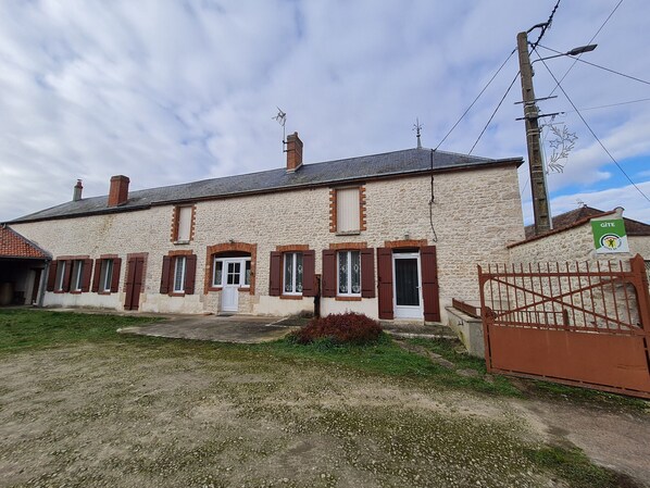 Exterior - Charming Cottage with Garden, Near Paris & Orléans (Sceaux-du-Gâtinais)