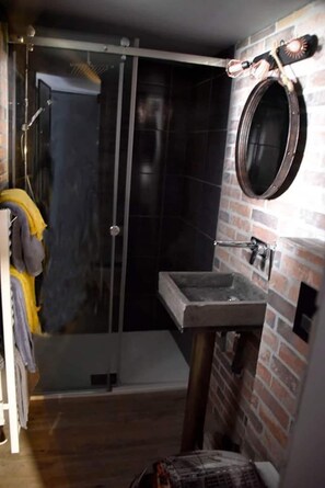 Ducha, secador de pelo y toallas