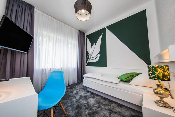 1 bedroom, desk, WiFi, bed sheets