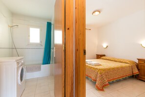 1 camera, ferro/asse da stiro, lenzuola