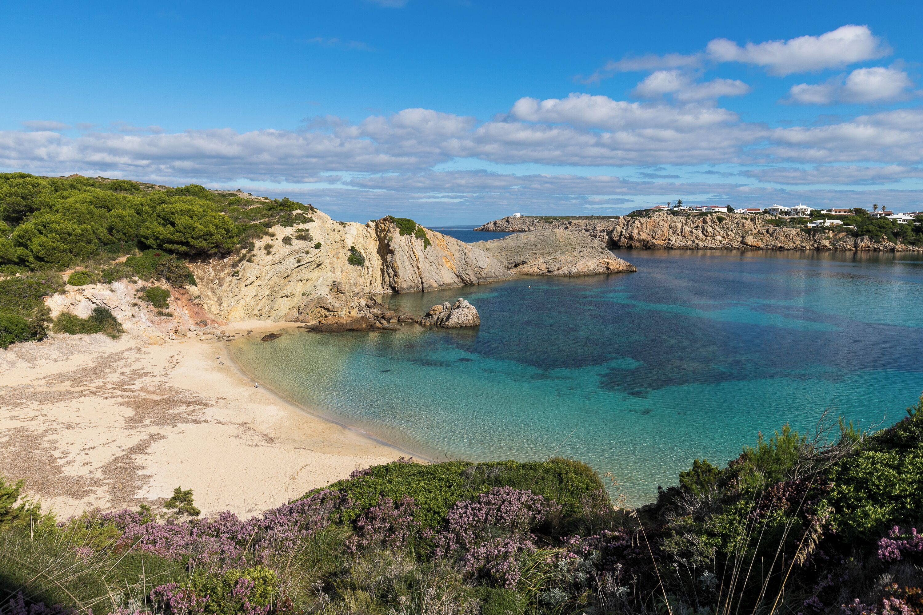 Una spiaggia nelle vicinanze