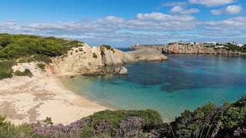 Una spiaggia nelle vicinanze