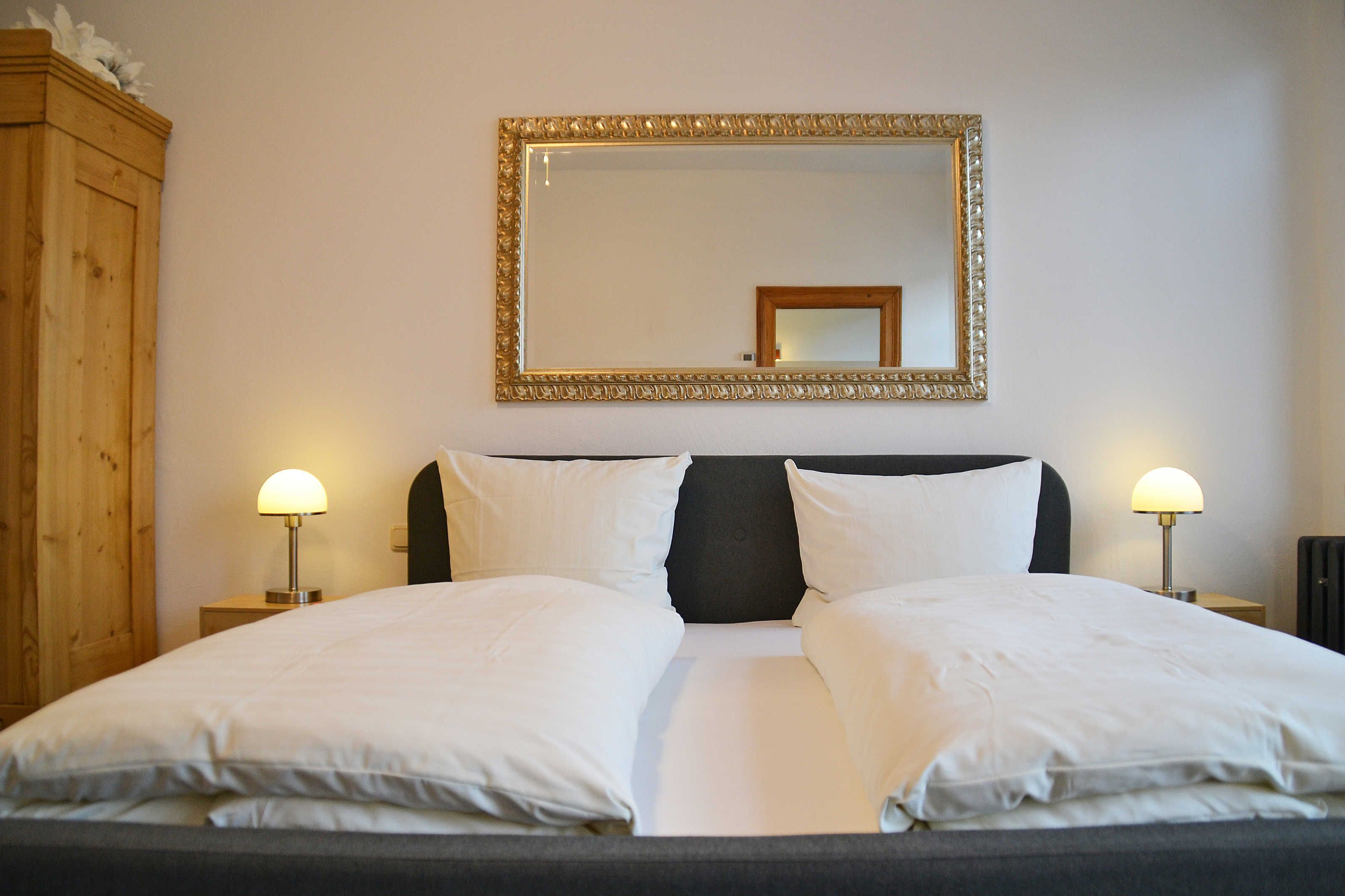 2 bedrooms, desk, WiFi, bed sheets