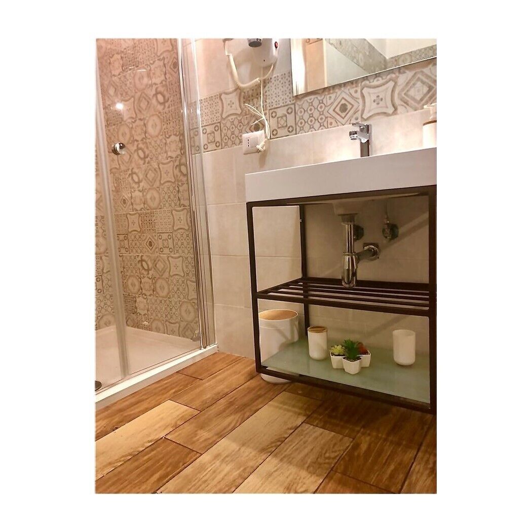 Shower, free toiletries, hair dryer, bidet