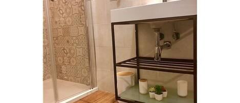 Shower, free toiletries, hair dryer, bidet