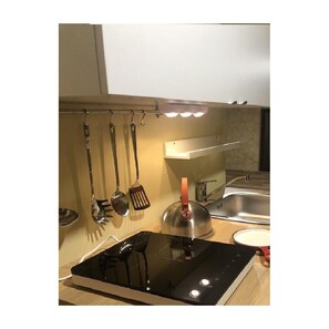 Een koelkast, een kookplaat, een waterkoker, een broodrooster