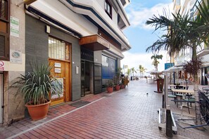 Outdoor dining - Vacation Rental “Estudio vista al mar 11” with Sea View & Wi-Fi (Las Palmas de Gran Canaria)