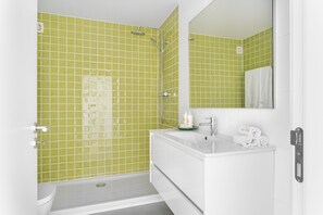 Een douche, een haardroger, een bidet, handdoeken