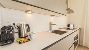 Fridge, oven, stovetop, dishwasher