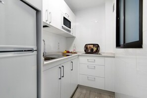 Fridge, microwave, stovetop, coffee/tea maker - Vacation Home “Studio con balcón 52” with Sea View, Balcony & Wi-Fi (Las Palmas de Gran Canari)