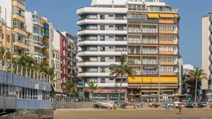 A multi-story hotel with balconies, a beachside location, and a view of the sea. - Vacation Rental “Studio 50” with Sea View, Terrace & Wi-Fi (Las Palmas de Gran Canari)