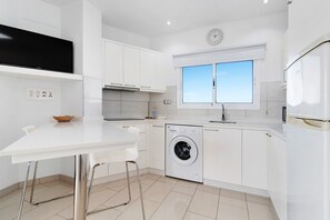 Fridge, microwave, stovetop, coffee/tea maker - Apartment “Ático Delux 80” with Sea View, WiFi & Rooftop Terrace (Las Palmas de Gran Canari)