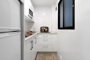 Køleskab, mikrobølgeovn, kogeplade, kaffe-/temaskine