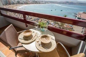 Outdoor dining - Vacation Home “Studio con vistas al océano 40” with Sea View, Terrace & Wi-Fi (Las Palmas de Gran Canari)