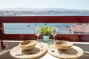 Outdoor dining - Vacation Home “Studio con vistas al océano 40” with Sea View, Terrace & Wi-Fi (Las Palmas de Gran Canari)