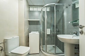 Een douche, een haardroger, handdoeken