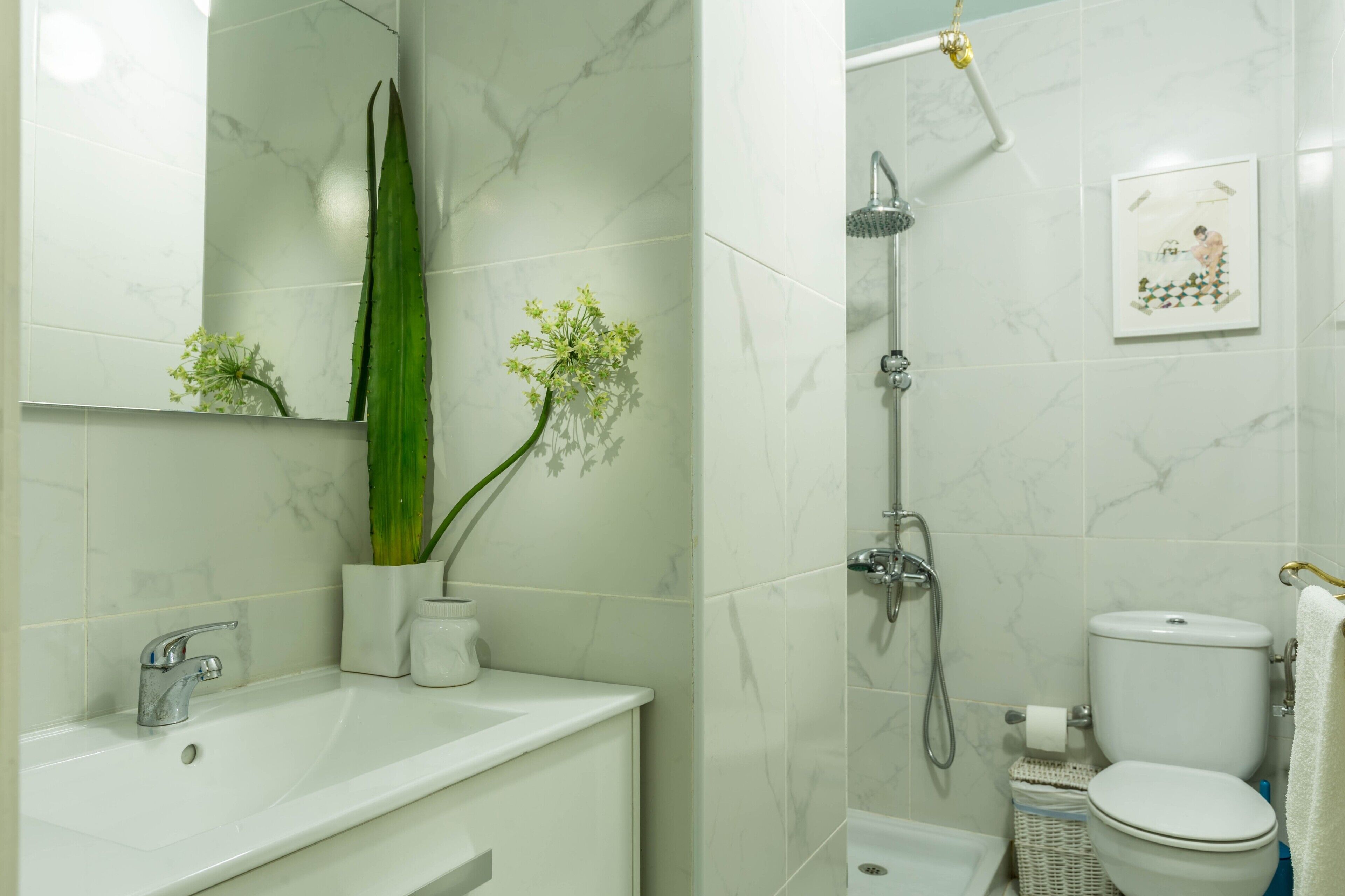 Een douche, een haardroger, handdoeken