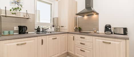 Deluxe Studio Suite | Private kitchen | Fridge, microwave, oven, coffee/tea maker