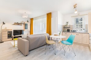 Deluxe Studio Suite | Living area | 80-cm flat-screen TV with cable channels, TV - Ella (Brasov)