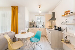 Studio Suite Deluxe | Bếp riêng | Tủ lạnh, lò vi sóng, lò nướng, dụng cụ pha cà phê/trà 