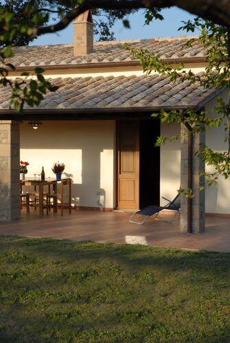 CASA MARTA: casa indipendente con 400 m2 giardino privato recintato, piscina.