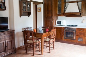 Réfrigérateur, four à micro-ondes, un four, surface de cuisson